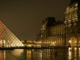 Le Château de Versailles et le Louvre plongés plus tôt dans le noir