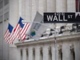 Wall Street termine en baisse avant la Fed, Omicron pèse