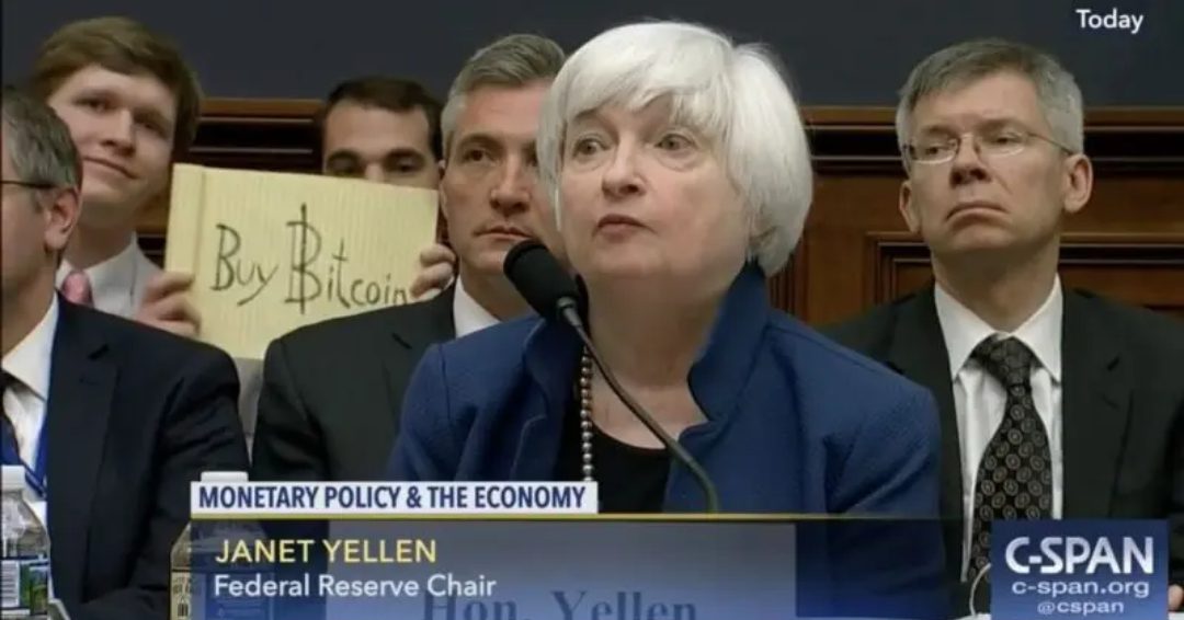 La pancarte « Buy Bitcoin » qui était derrière Janet Yellen fait sensation à 1 million de dollars