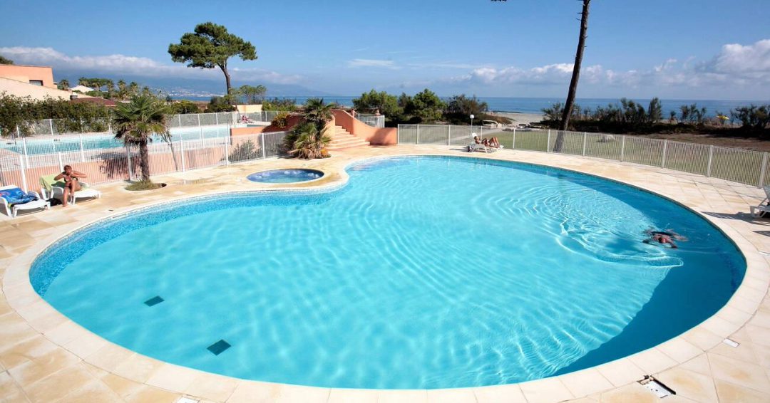 Le fisc critiqué pour son manque de vigilance face aux piscines illégales en Corse et en Outre-mer