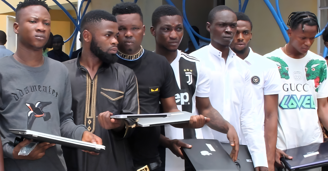 Les “Yahoo Boys” de Lagos : maîtres de l’escroquerie sentimentale